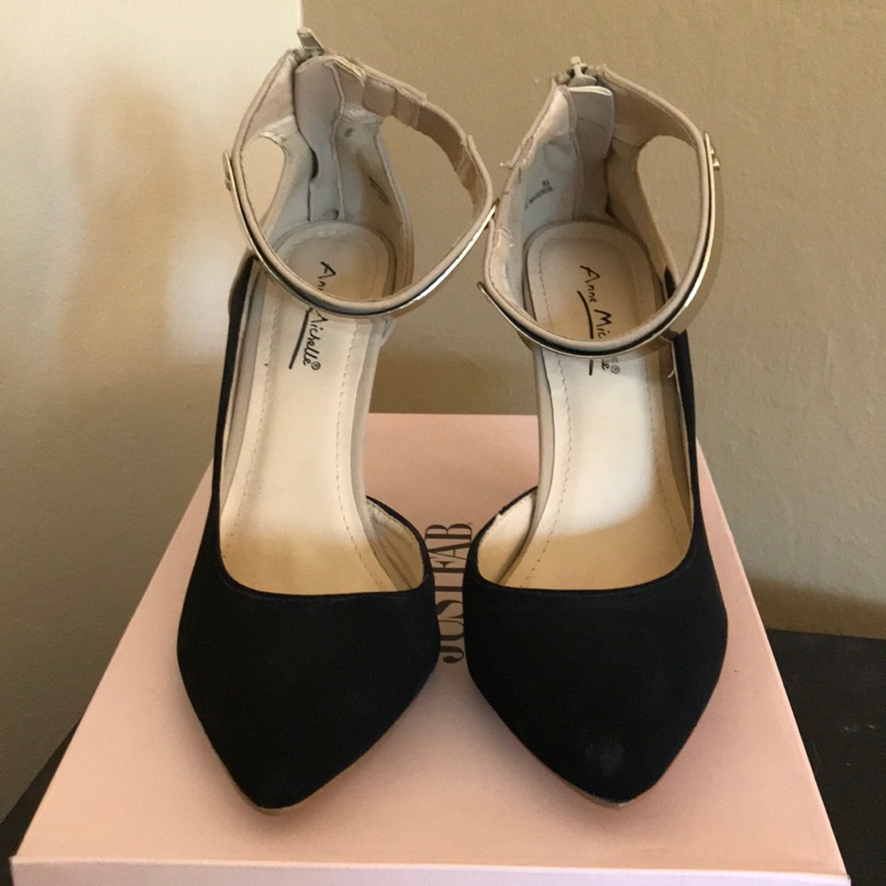 Pump with metallic ankle strap